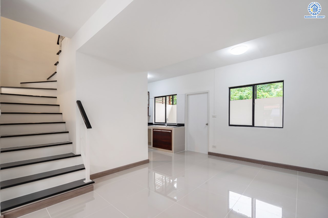 ทาวน์เฮ้าส์มือสอง ย่านนนทบุรี  ม.พฤกษา54 วงแหวน-คลองถนน บ้านพร้อมอยู่สไตล์โมเดิร์น ฟังก์ชัน 3 ห้องนอน 2 ห้องน้ำ จอดรถได้ 1 คัน เนื้อที่ 17.6 ตร.ว. บนทำเลศักยภาพ เชื่อมต่อถนนกาญจนาฯ ใกล้เซ็นทรัลเวสต์เกต รถไฟฟ้าสายสีม่วง "สถานีตลาดบางใหญ่" และ ทางด่วน "ศรีรัช"